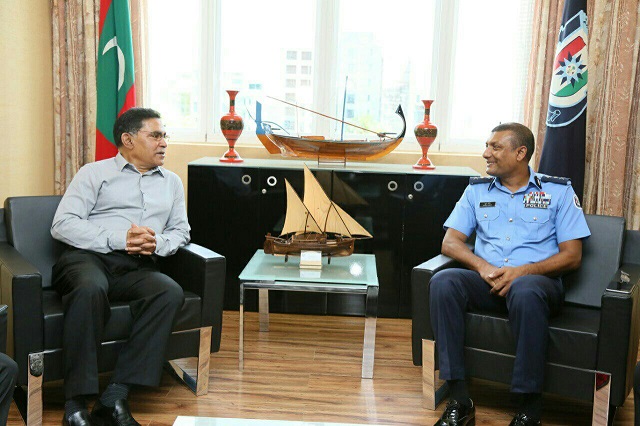 ޜިޓަޔަރޑް ކޮމިޝަނަރ އޮފް ޕޮލިސް އާދަމް ޒާހިރު އާއި މިހާރުގެ ކޮމިޝަނަރ އޮފް ޕޮލިސް އަޙްމަދު ޢަރީފް ބައްދަލު ކުރެއްވުން، ފޮޓޯ ޕޮލިސް މީޑިއާ