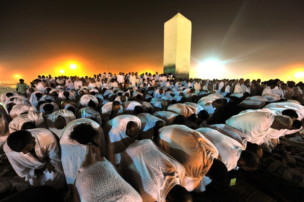 Muslim pilgrims pray at Mount Arafat, so