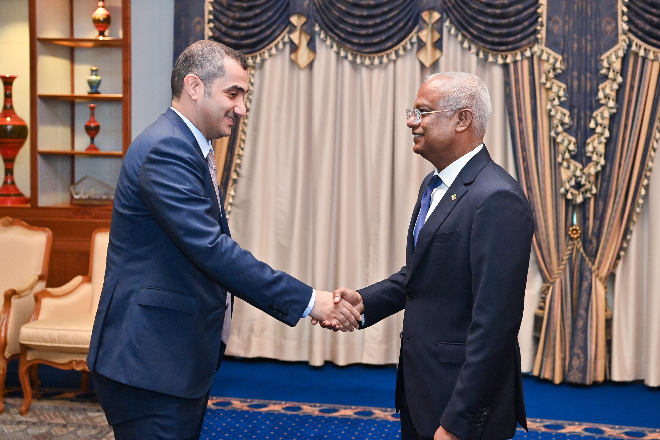 ބަޙްރައިން ޓެލެކޮމިޔުނިކޭޝަންސް ކޮމްޕެނީގެ ޗެއަރމަން ރައީސްގެ އަރިހަށް ...